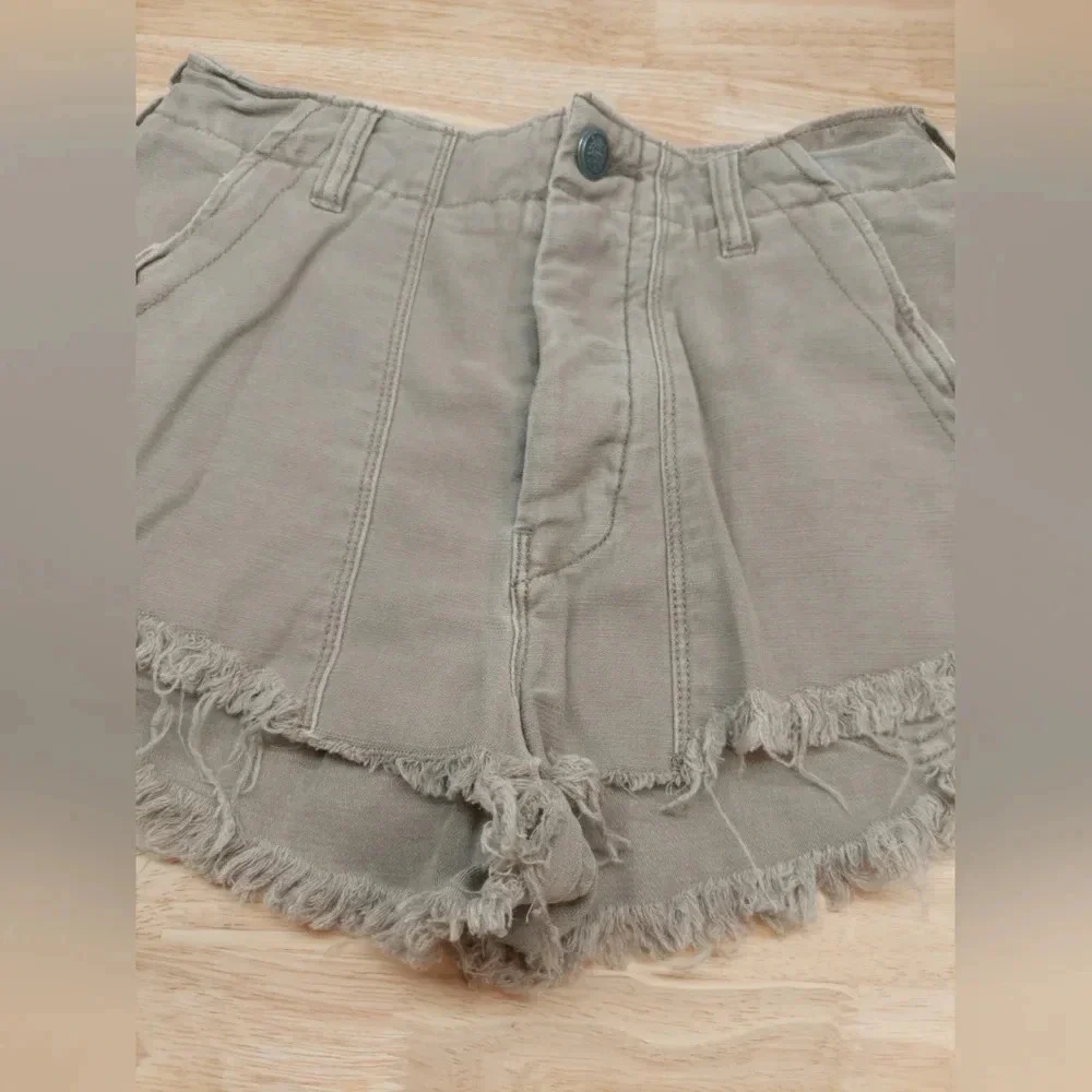 Free People Shorts Raw Frayed hems Tan brown Size 4 Pockets Beach Resort…